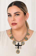 Collar de acero plateado con medallones y cruz