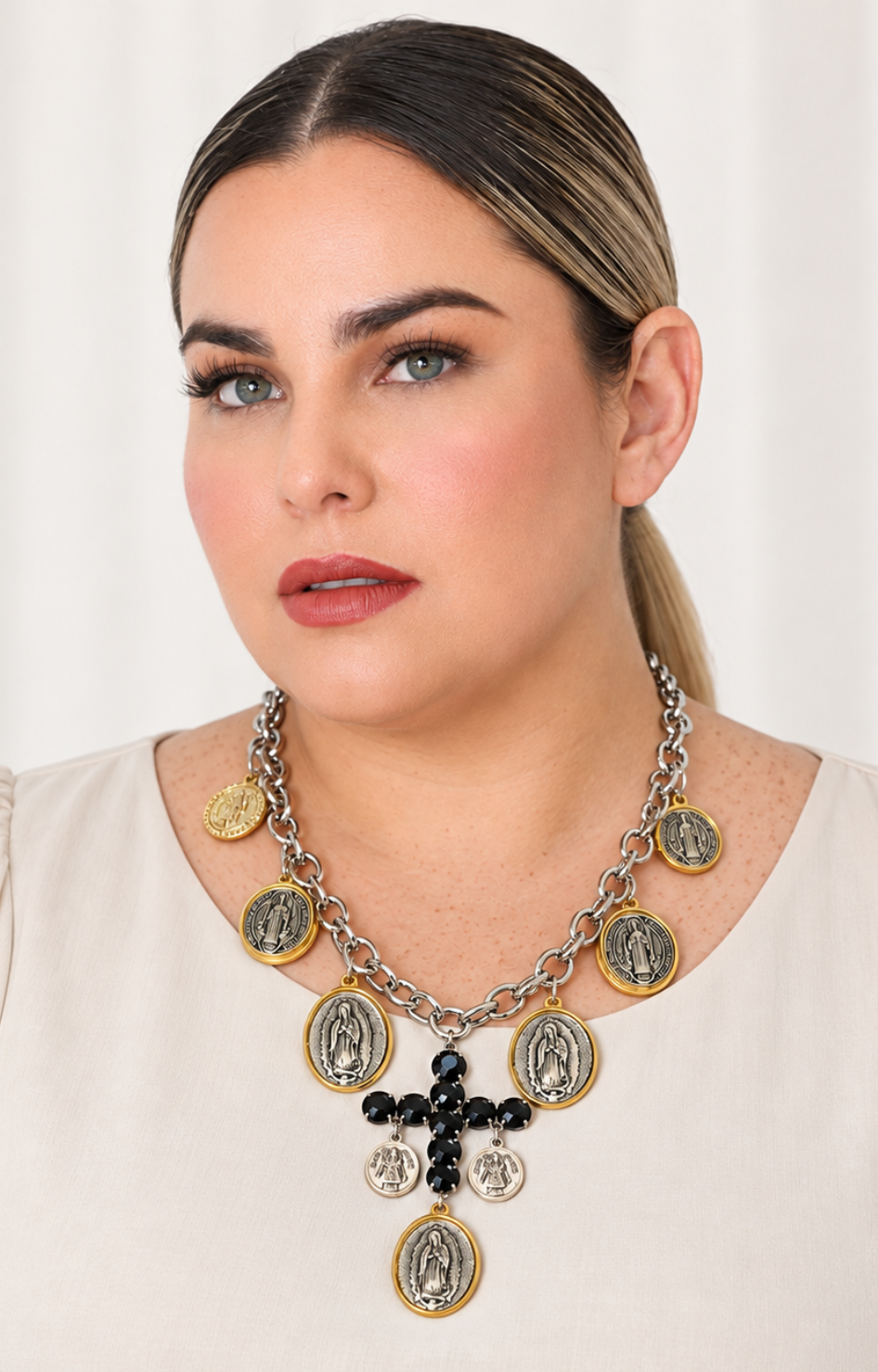 Collar de acero plateado con medallones y cruz