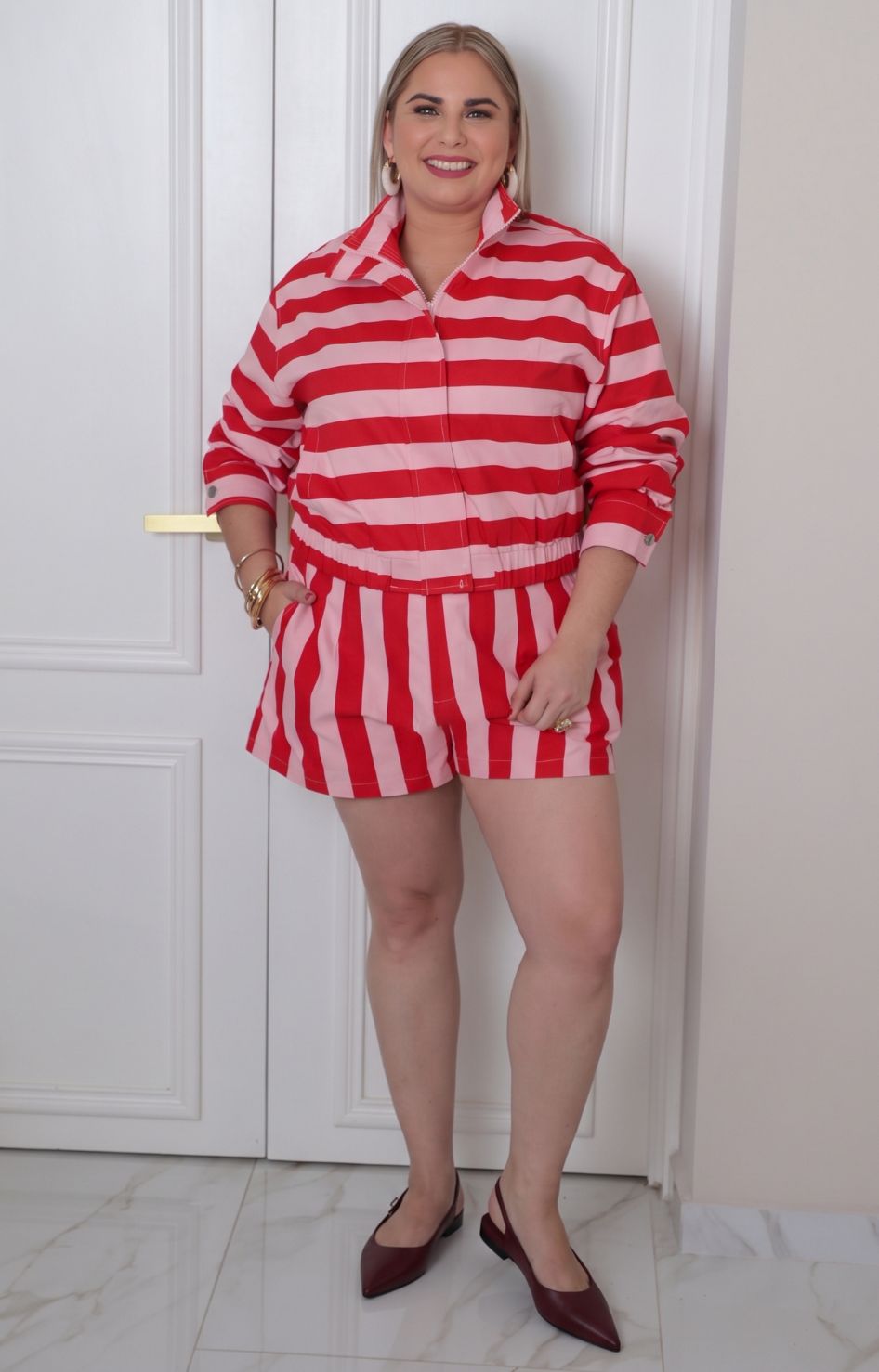 Conjunto a rayas para mujer de la marca Boutiquemirel, diseño curvy con pantalones y blusa a rayas en tonos variados.
