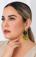 Aretes colgantes verdes con detalle dorado
