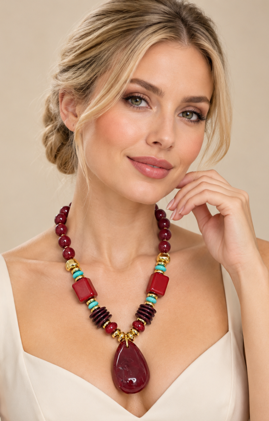 Collar llamativo de piedras vino con dije de gota