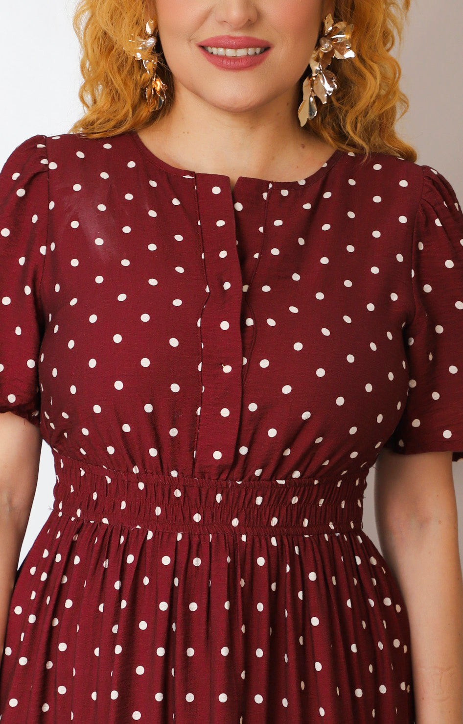 Vestido largo vino a lunares con escote en V