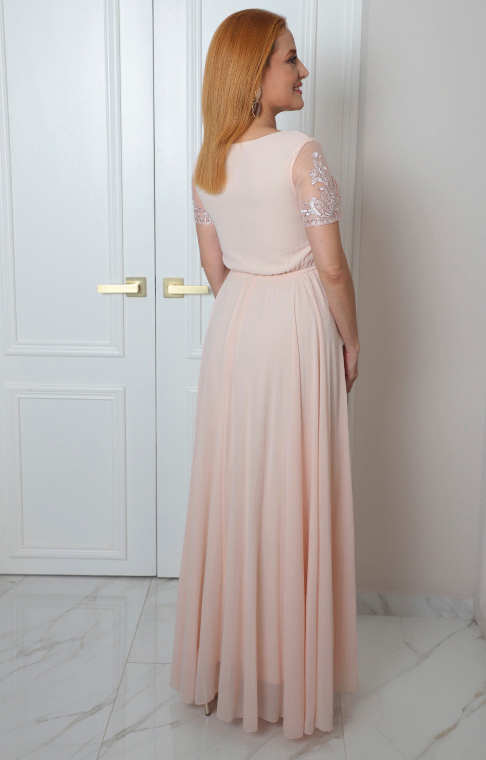 Vestido largo elegante con encaje bordado