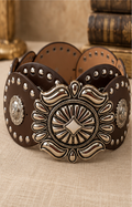 Cinturón ancho de conchos Boutiquemirel en vista frontal, diseño con detalles metálicos decorativos