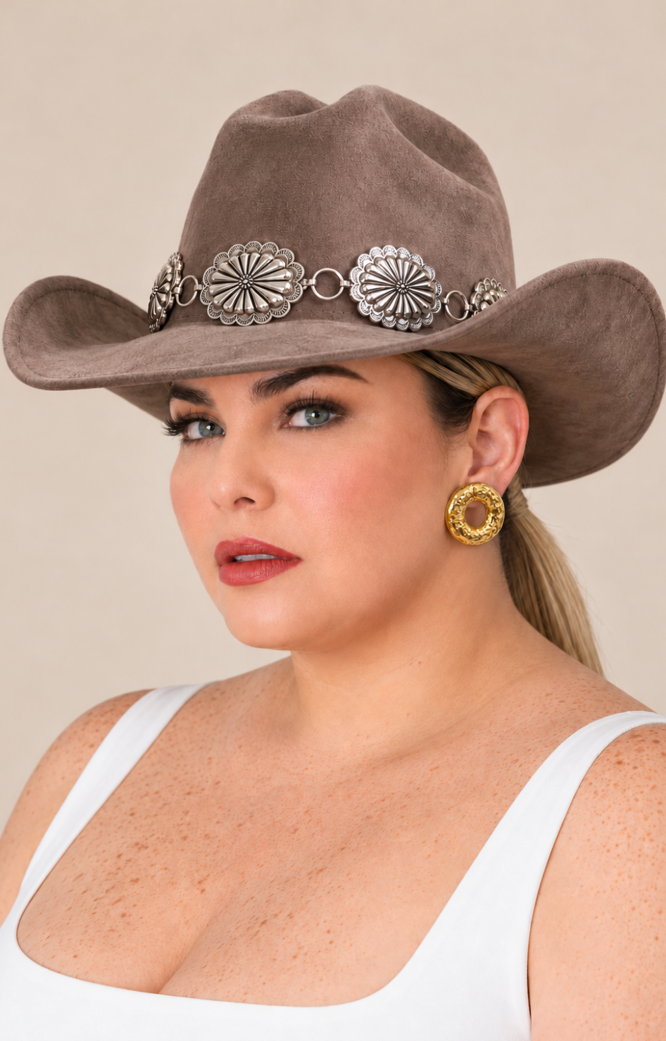Sombrero vaquero Boutiquemirel con conchos decorativos plateados y diseño tradicional de ala ancha