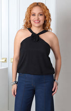 Blusa halter de Boutiquemirel con detalle fruncido, estilo regular, en color suave, muestra el escote y diseño ajustado en la parte superior.