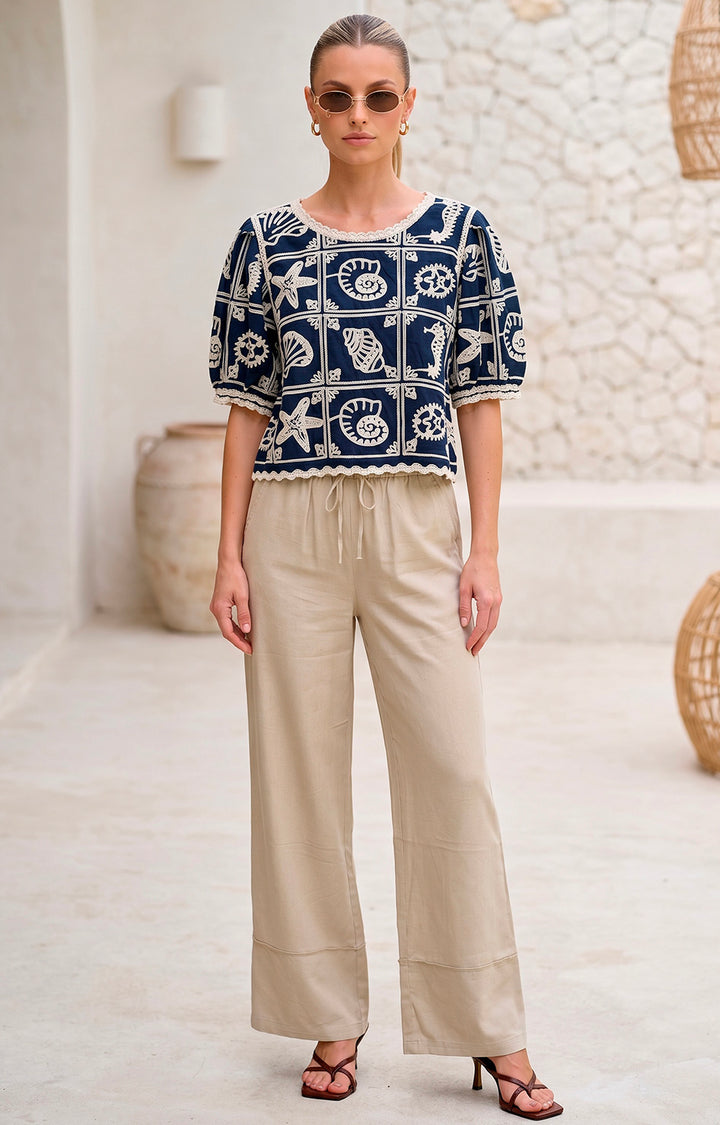 Blusa azul marino con bordado