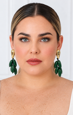 Aretes colgantes de hojas verdes
