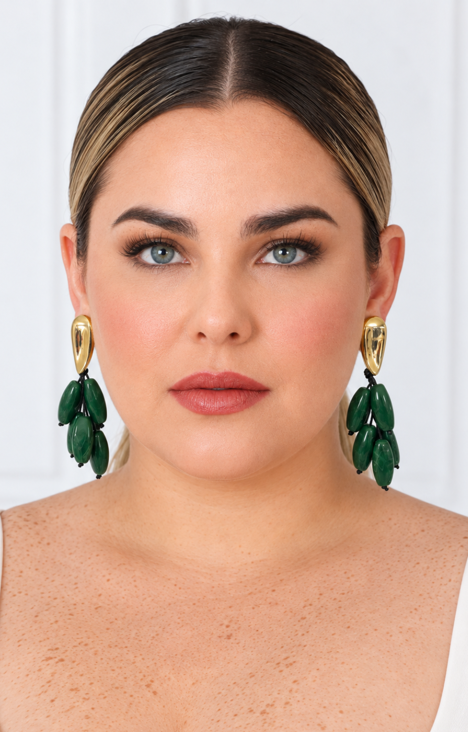 Aretes colgantes de hojas verdes