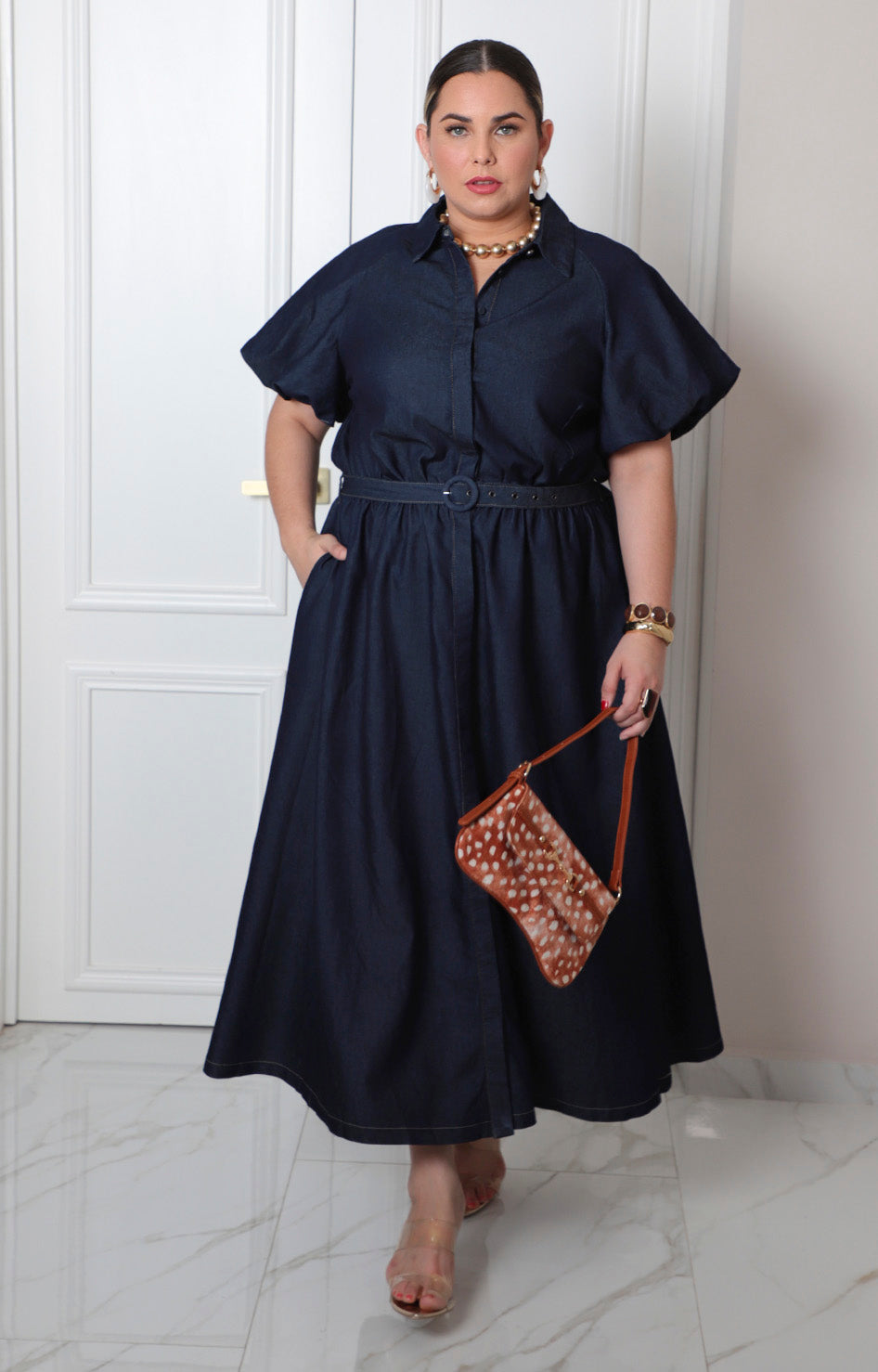 Vestido corto curvy de mezclilla con cinturón y detalles de costuras, diseñado por Boutiquemirel.