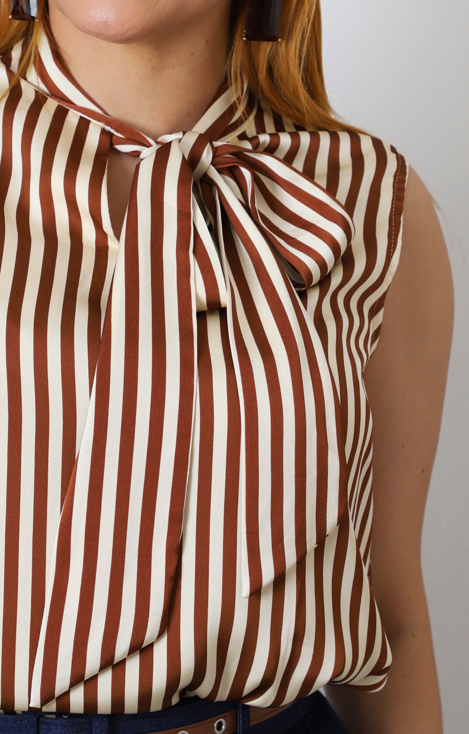 Blusa sin manga a rayas con moño