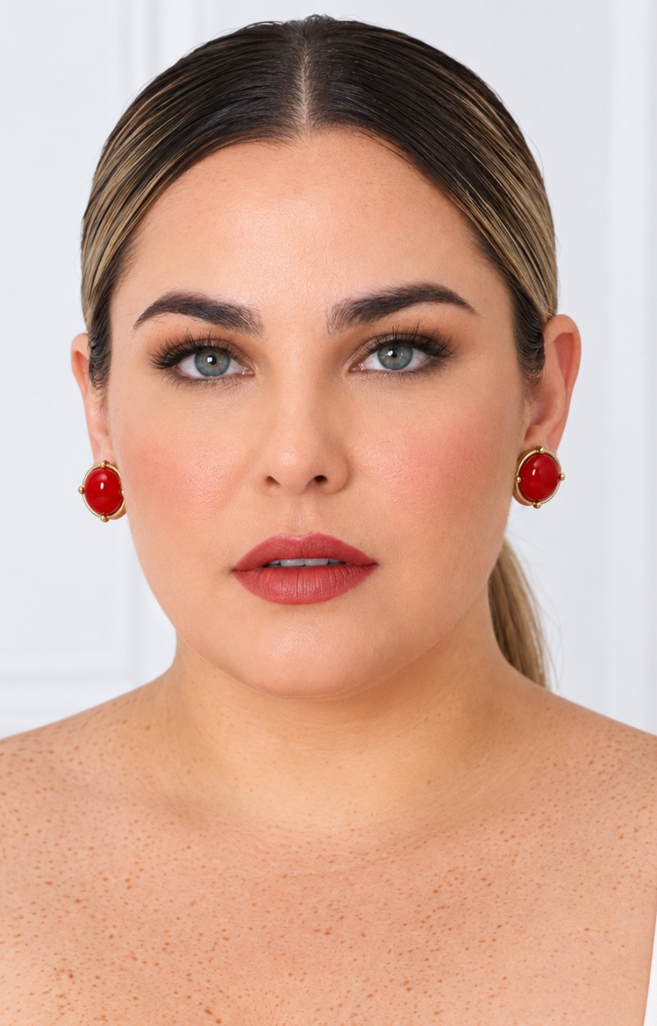 Aretes botón con piedra roja