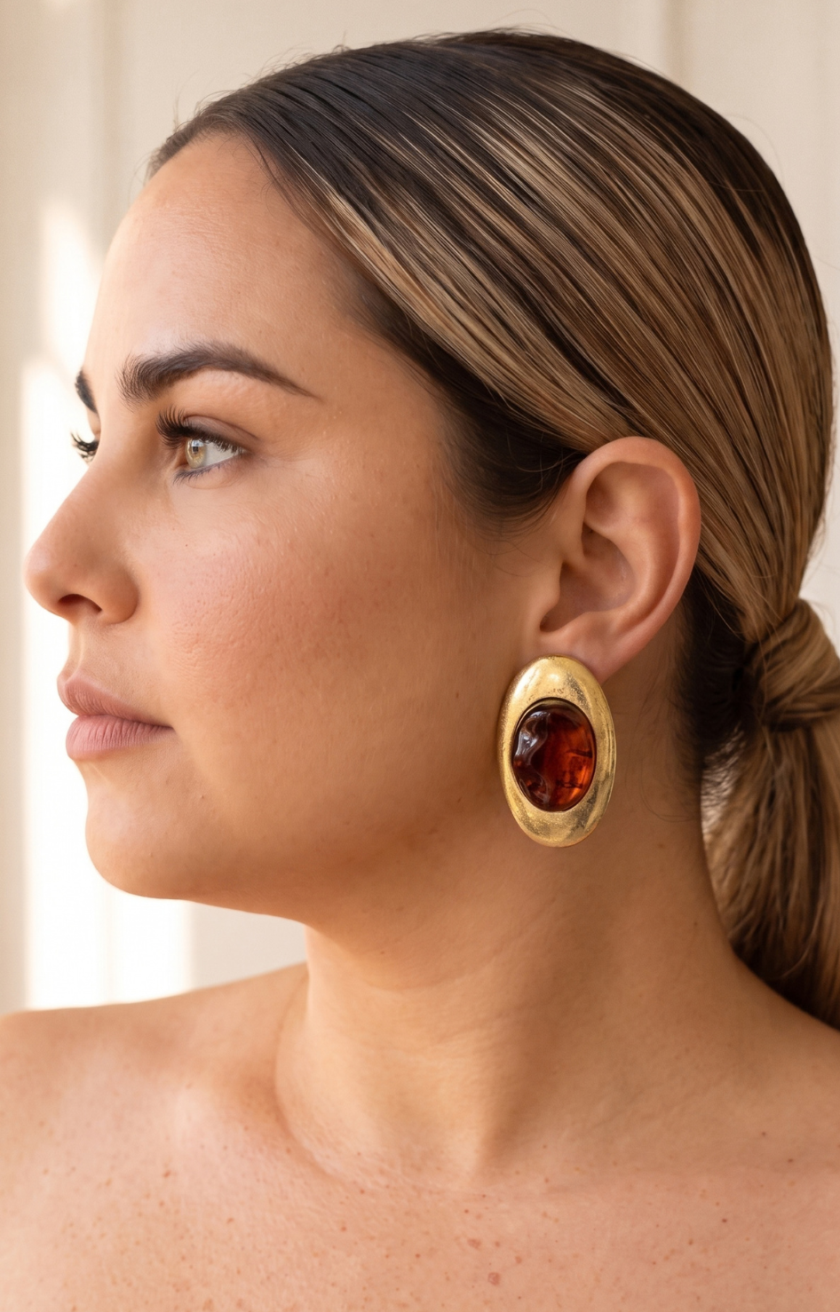 Aretes ovalados dorados con piedra café
