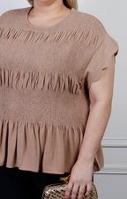 Blusa beige texturizada con smocking de la marca Boutiquemirel, estilo curvy, con detalles de tela y ajuste en la parte superior.
