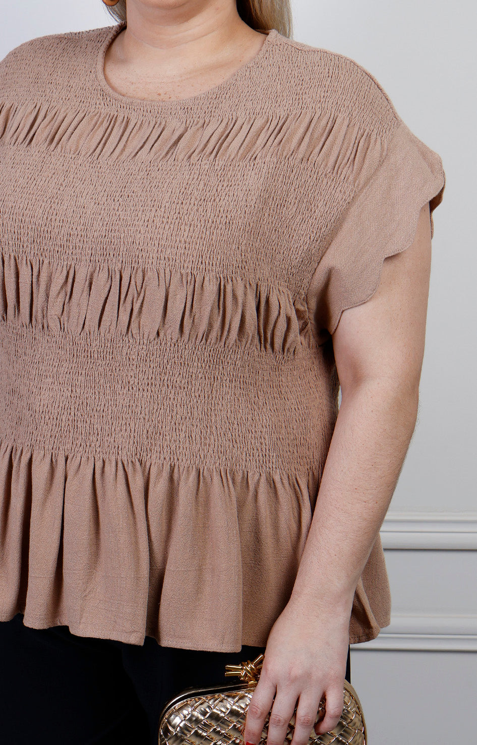 Blusa beige texturizada con smocking de la marca Boutiquemirel, estilo curvy, con detalles de tela y ajuste en la parte superior.