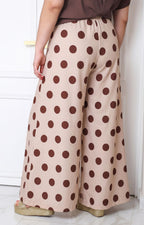 Pantalón ancho curvy con estampado de puntos polka dots en tela ligera y cómoda, ideal para looks casuales y elegantes.