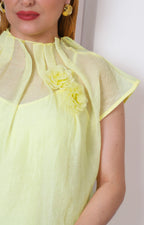 Blusa amarilla con cuello plisado y flor 3D