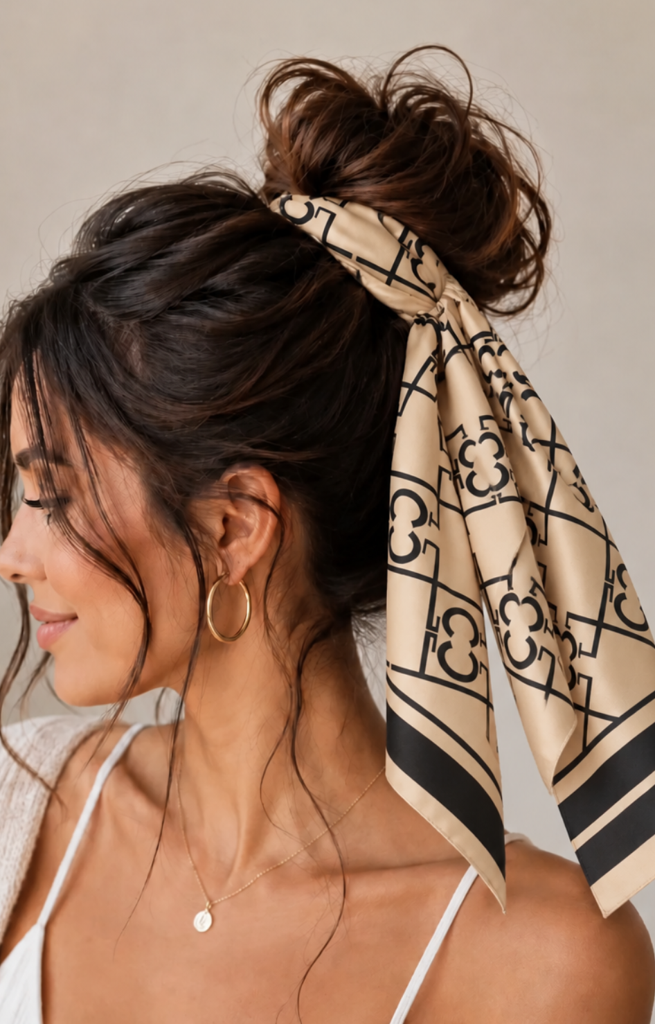Mascada beige con estampado geométrico