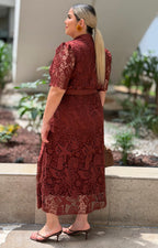 Vestido largo curvy de guipur con cinturón, diseño elegante y detallado, en color claro, de la marca LA REYNA.