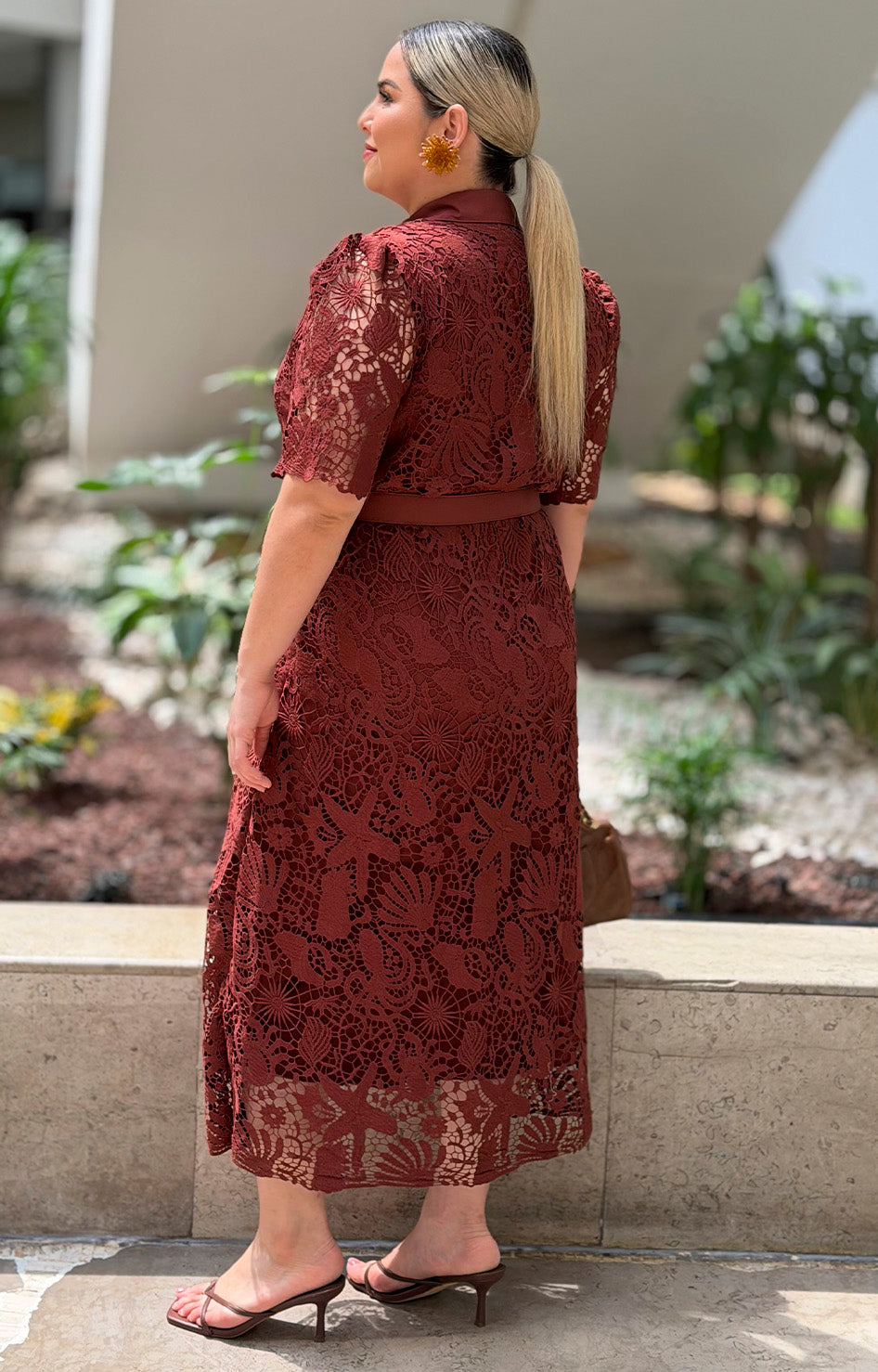 Vestido de guipur con cinturón