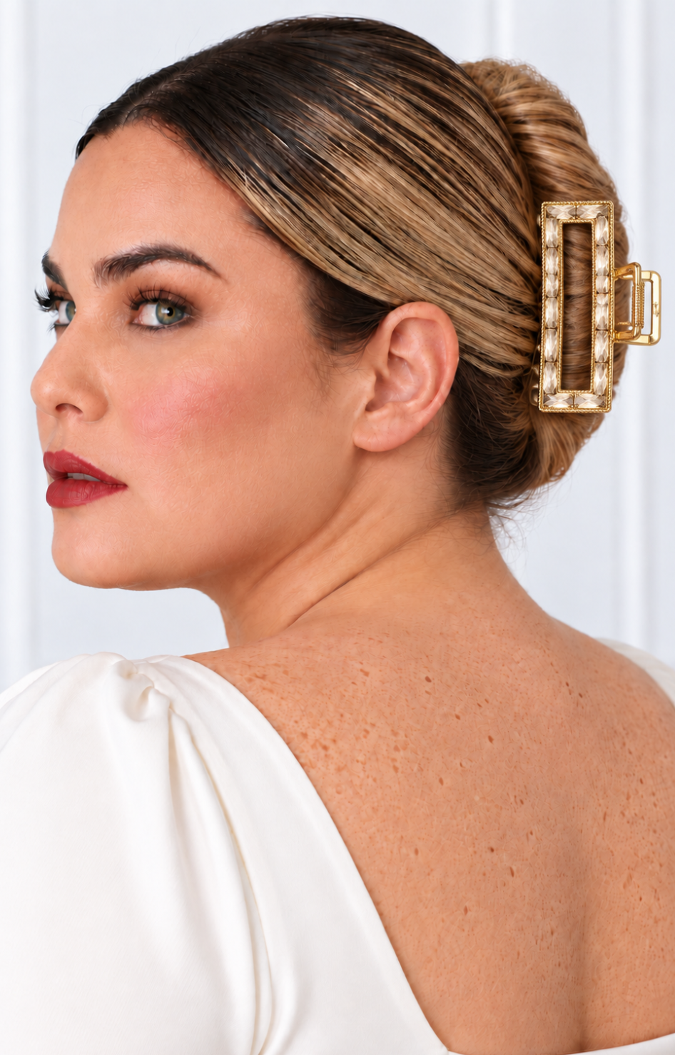 Pinza para cabello dorada con pedrería de la marca Boutiquemirel, con detalles brillantes y diseño elegante.