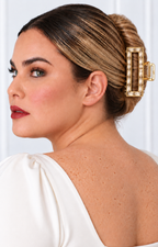 Pinza para cabello dorada con pedrería de la marca Boutiquemirel, con detalles brillantes y diseño elegante.