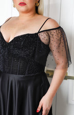 Vestido largo negro con pedrería y tul