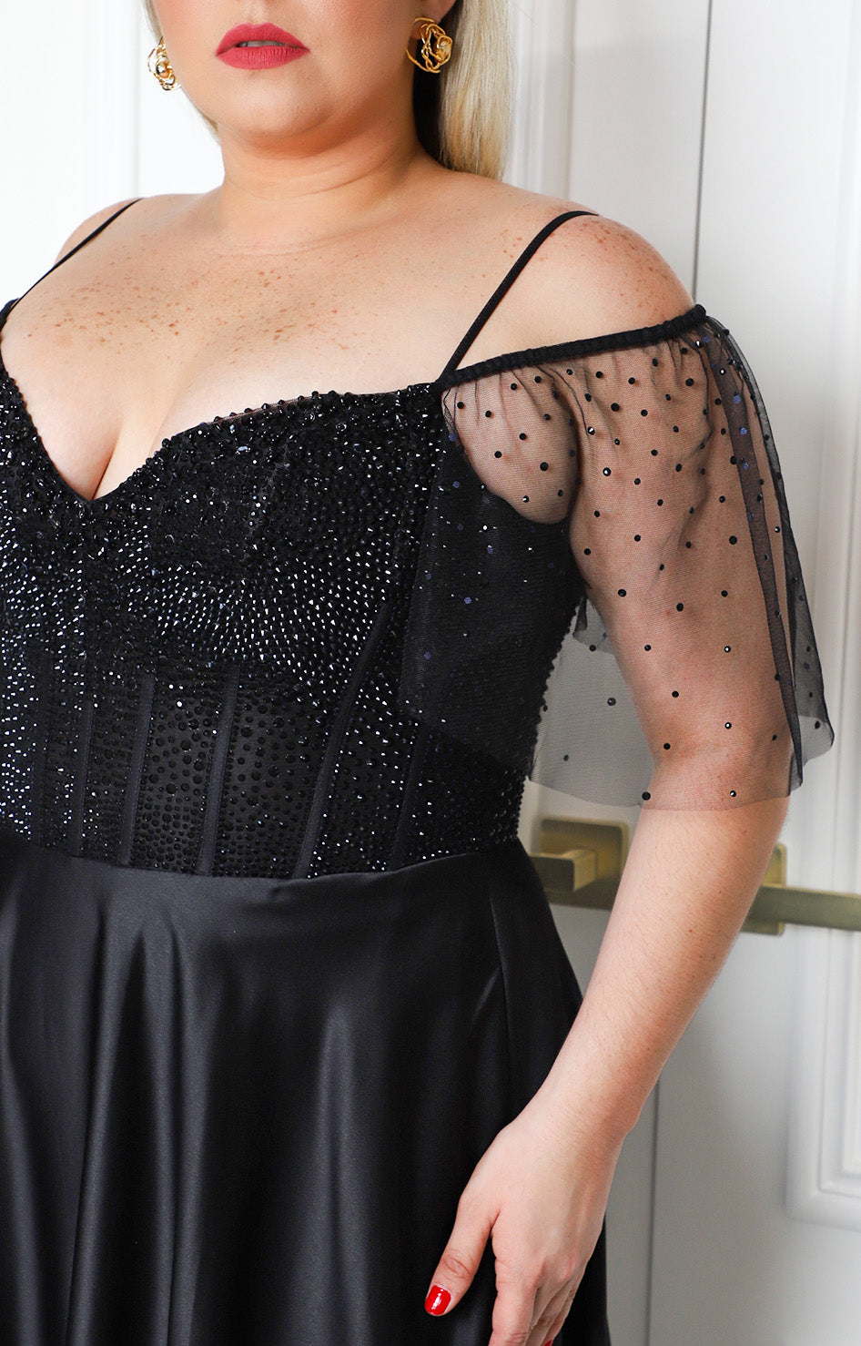 Vestido largo negro con pedrería y tul