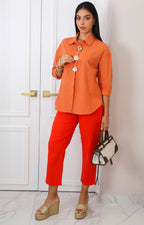 Blusa camisera naranja con botones dorados