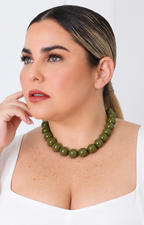 Collar de cuentas esféricas grandes