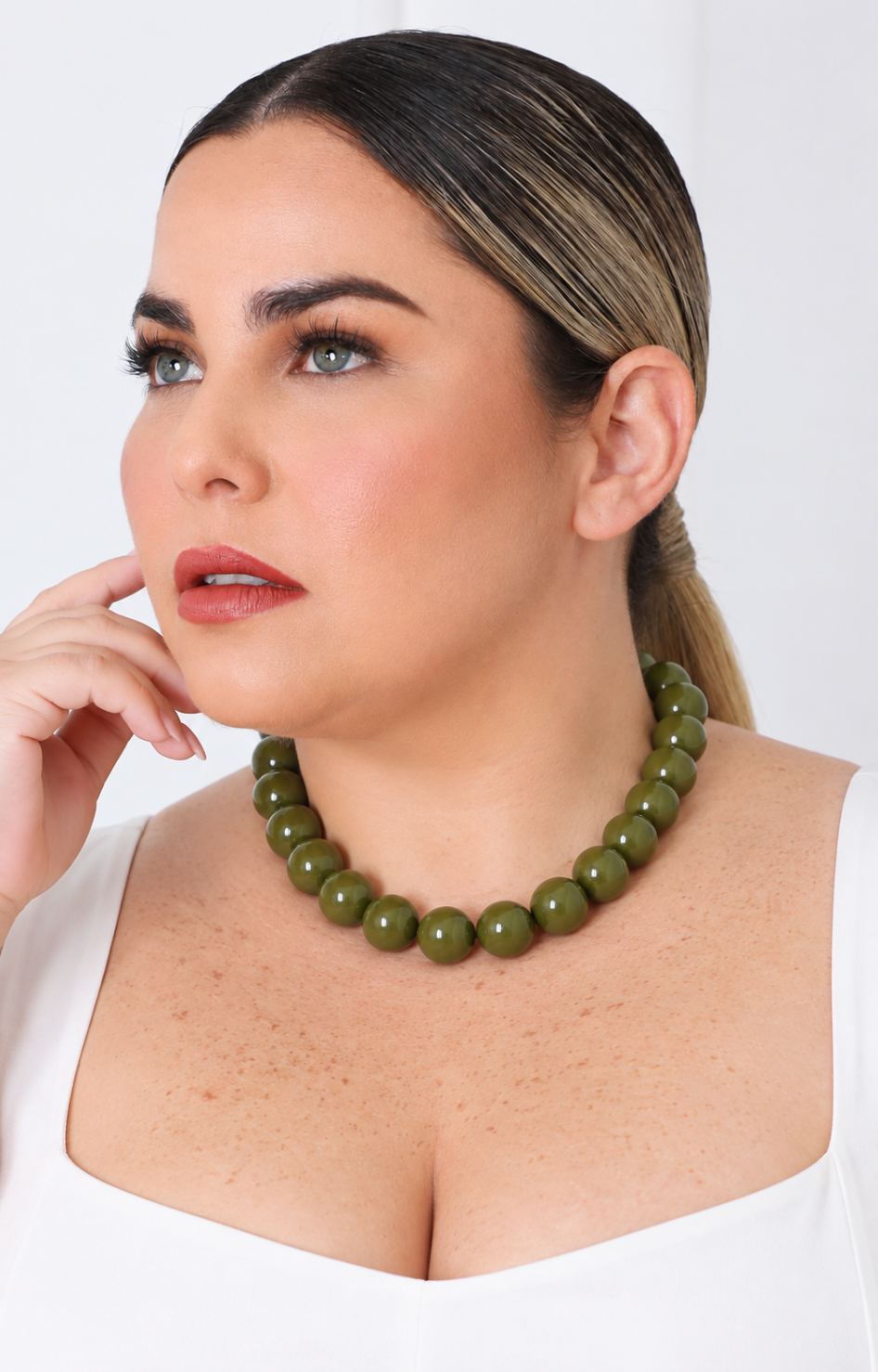 Collar de cuentas esféricas grandes