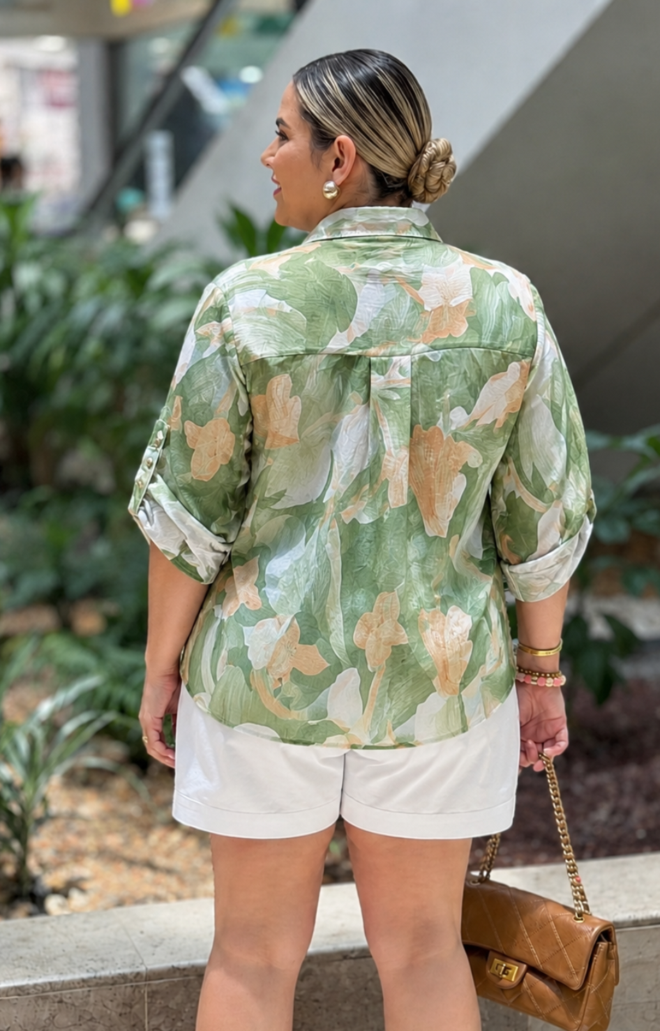 Blusa estampada con botones decorativos