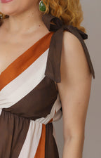 Vestido con lazos y estampado geométrico
