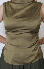 Blusa beige sin manga con pedrería