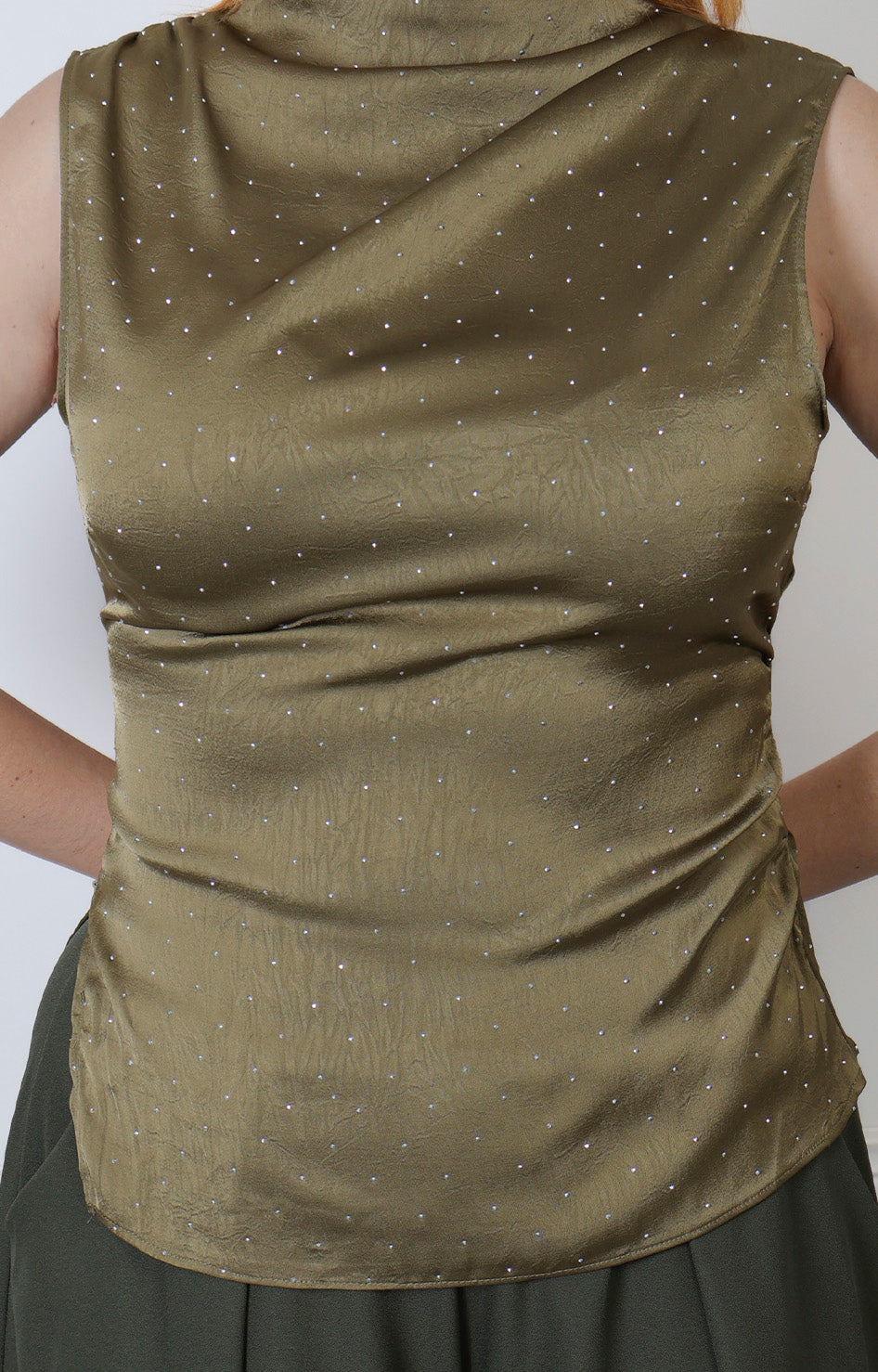 Blusa beige sin manga con pedrería