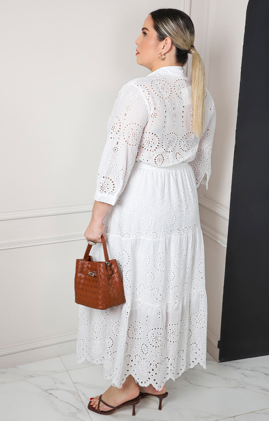 Vestido camisero con bordado y cinturón