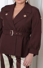 Saco beige estilo trench con cinturón