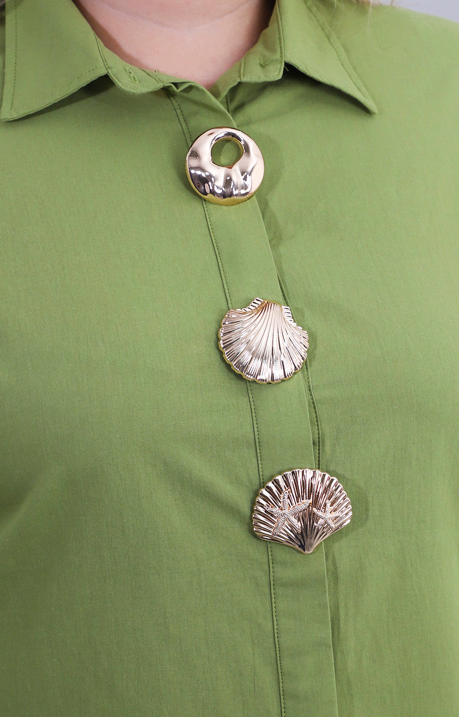 Blusa lisa con maxi botones