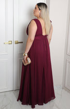 Vestido largo con escote en V y olanes laterales