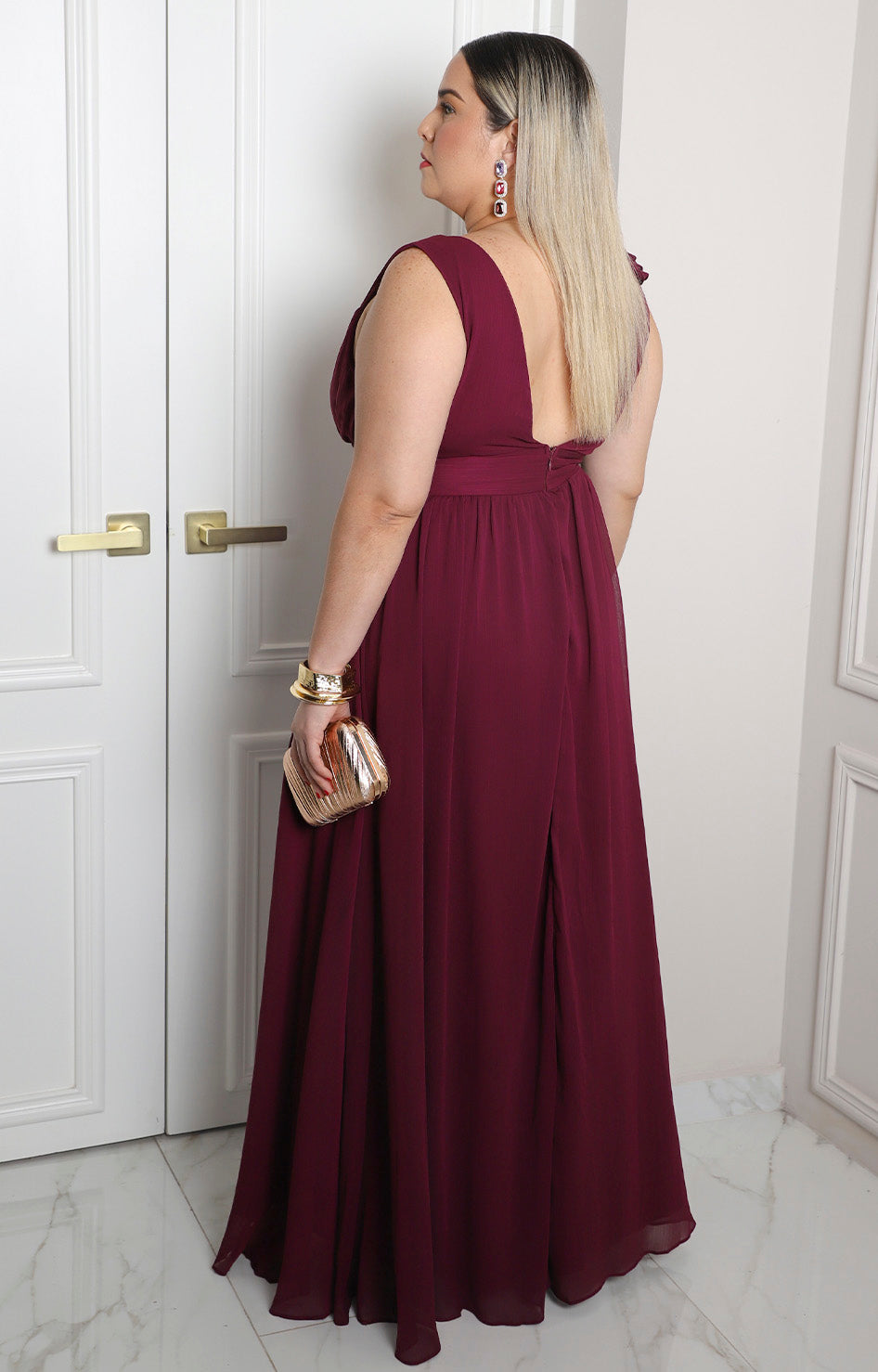 Vestido largo con escote en V y olanes laterales