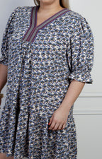 Vestido corto estampado floral con escote en V
