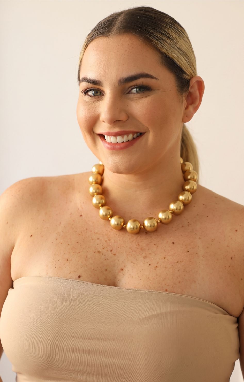 Collar de cuentas doradas