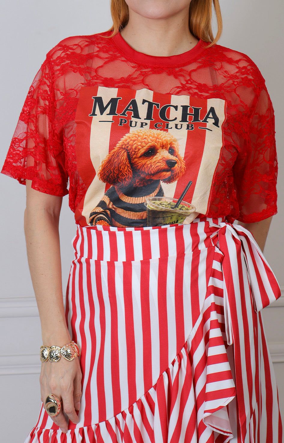 Blusa roja regular Boutiquemirel con detalles de encaje floral delantero
