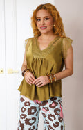 Blusa con escote en V y encaje