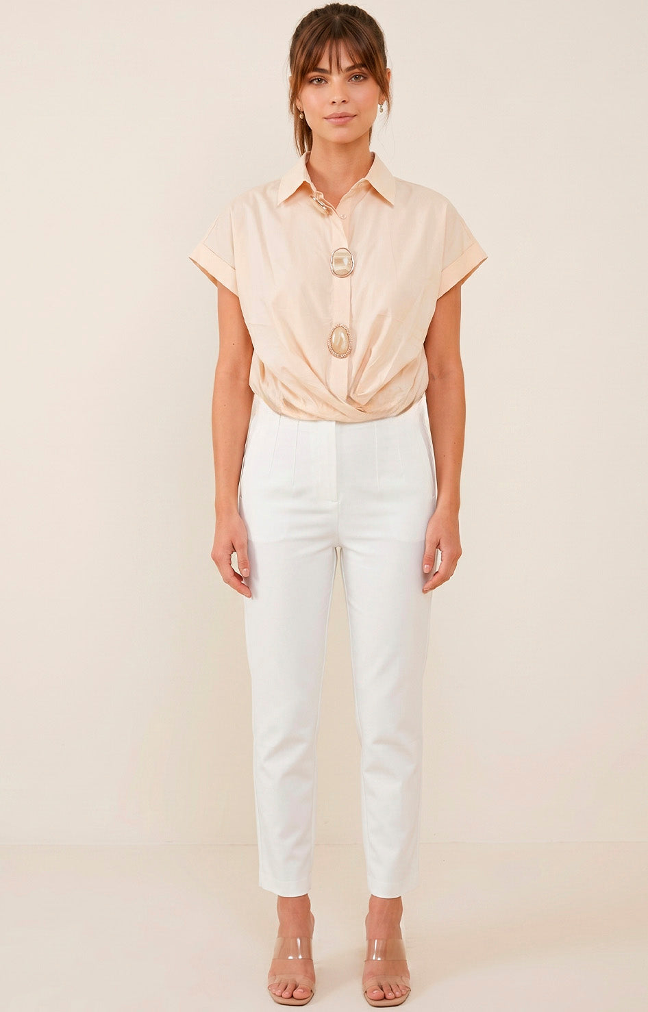 Blusa beige con botones decorativos
