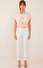 Blusa beige con botones decorativos