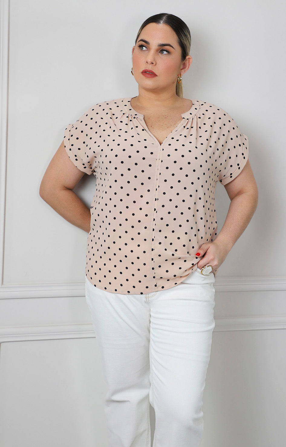 Blusa beige con lunares y cuello en V
