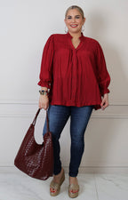 Blusa curvy Boutiquemirel con cuello fruncido y textura, mostrando el diseño de la prenda en tela ligera y detalles en el cuello.