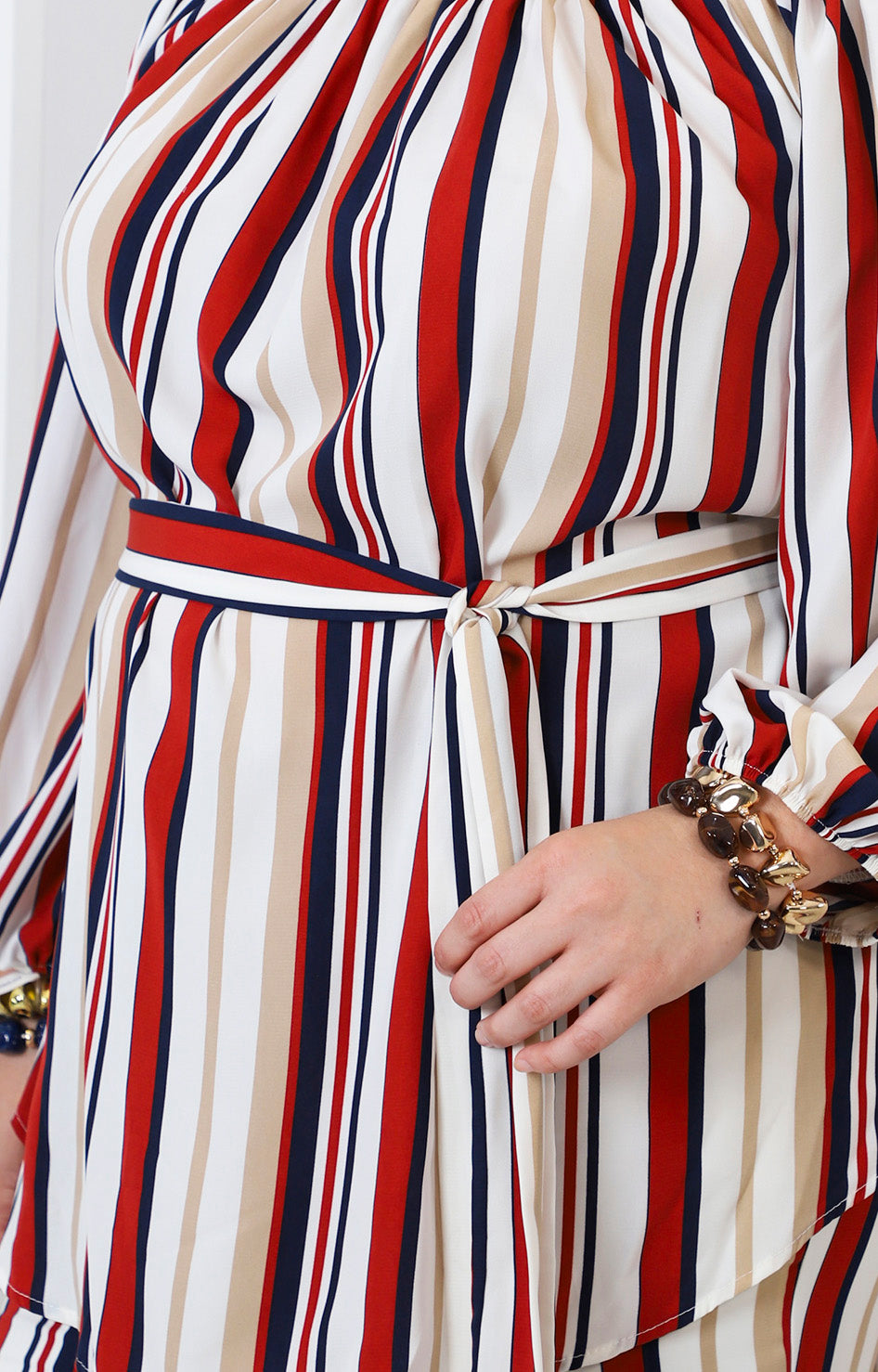 Conjunto beige con estampado a rayas
