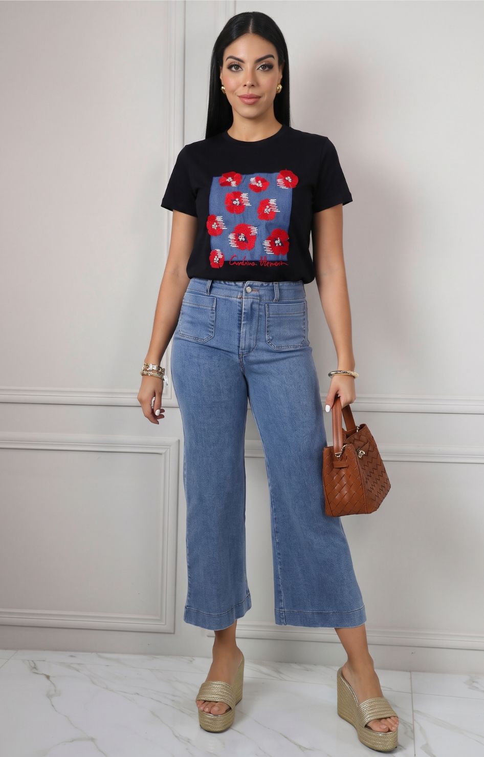 Blusa con estampado floral y aplicaciones